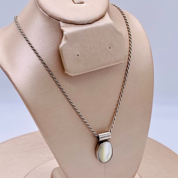 EUC Vintage Sterling Silver White Cats Eye Quartz Slide Pendant & Chain - Picture 3 of 14